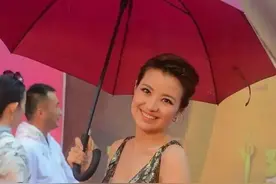 撒贝宁前女友美到犯规！参加颁奖典礼一袭金色鱼尾裙，碾压章子怡图片