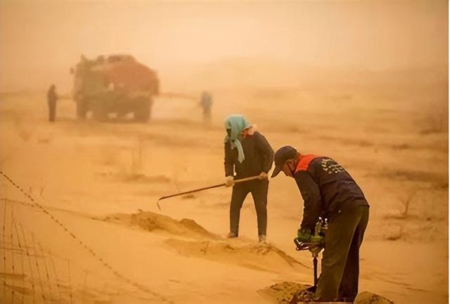 相当于20个三峡大坝，外媒突然发现，中国悄悄在沙漠里干了件大事
