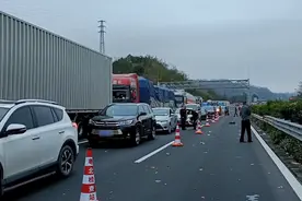 高速堵车尿急怎么办？喵哥教你这几招，堵多久都不怕图片