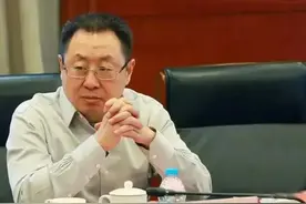 学术直播会议辣眼：34岁已婚女博后疯狂亲吻64岁院士导师图片