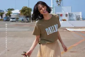 “T恤+裙子”的N种搭配方案，每天换着花样穿，时髦一整个夏天！图片