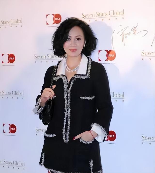 宋祖英终于不藏了，穿丝袜与刘嘉玲同框，一个像少女，一个如大婶