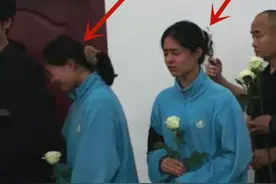 奇娜告别仪式举行！杨淙和2个女儿哭成泪人，岳父现场唱送别歌图片