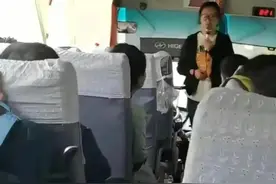解气！重拳出击！不允许游客在车上睡觉，嚣张导游被罚10万元！图片