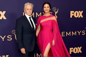 78岁迈克尔·道格拉斯晒22年前婚纱照高调表白爱妻，凯瑟琳美翻了图片