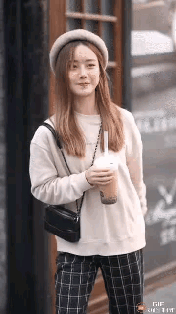 搞笑GIF动图：浅浅的一抹微笑，撩动我的心图片