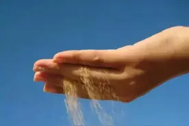 老话“五指不漏缝，一生不受穷”是真的吗？图片