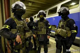 法国宪兵部队有9万多人，与中国武警部队，有多大不同？图片