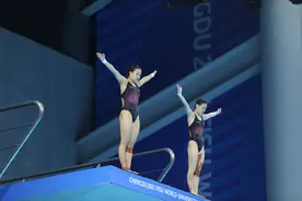跳水再添一金！成都大运会女子双人10米台决赛张家齐/掌敏洁夺冠图片