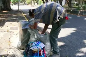 50岁男子娶残障妻子，垃圾堆接生2儿2女，2015年政府帮助安置落户图片