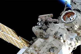 空间站宇航员在太空行走，镜头突然显示白色小物体，它是什么？图片