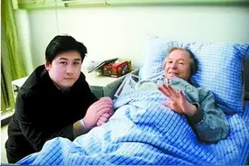 英国房东，为中国小伙免租8年，晚年患病，小伙：来中国我养你老图片