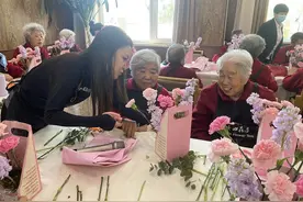 养老公寓内，50位“妈妈”插花过母亲节图片