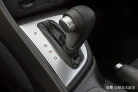 自动挡车，只有P、R、N、D四个档位，下大坡该如何操作？图片