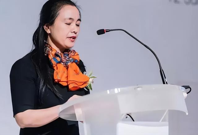 中国女首富换人！年入7800亿，超华为成最大民企，她哪来这么多钱
