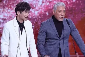 张耀扬现身TVB颁奖典礼！再现“乌鸦”经典动作，言行举止获称赞图片