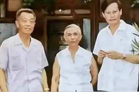 71年杨振宁和岳父母杜聿明、曹秀清合影，站在一旁，显得毕恭毕敬图片