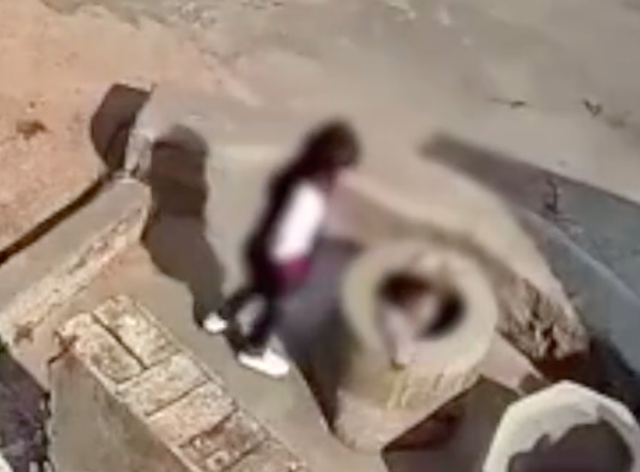 女孩将小男孩扔井里，事后淡定离开：男孩被救出，女孩家属给予赔偿，司法机关已介入调查