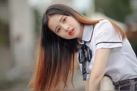 一个男人在街上遇到了一个美女，他被美女的容貌和身材所吸引图片