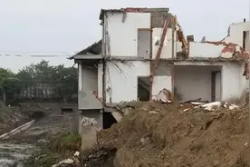 江苏男子房子遭强拆，开车直撞执法队，2死8伤血案酿成！图片