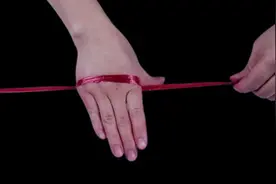 没有刀如何割断绳子？包装工人教我徒手断绳的技巧，一扯就断了图片