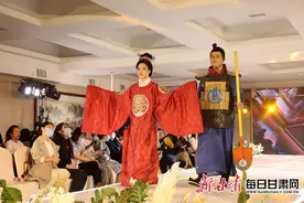 欢庆“三八” 这场大型公益创意时装秀精彩纷呈图片