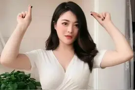 拥有黑金戒指的女人阿敏图片