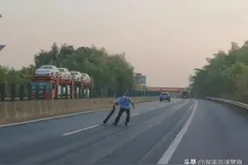 高速行驶中，遇路上有障碍物咋办？答案是...图片