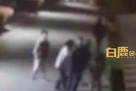 老人因凳子被藏追赶掌掴3名小孩，打完还骂了小孩40分钟，威胁不准告知家长，家长：得知后已报警图片