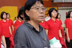 连续14年送考生，67岁张桂梅和高考生合唱万疆，嘱咐学子冲出大山图片