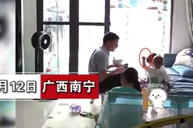 女孩被弟弟打，爸爸让其打回去引网友热议：打弟弟要趁早图片