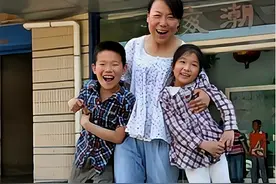 汶川地震时，老师不顾危险救出光屁股学生，却被学生“粘上”15年图片