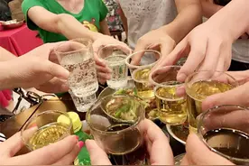 为啥啤酒要“大口喝”，而白酒却要“小口抿”？行家：理由有3点图片