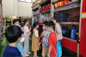 小朋友探秘消防队，争当“小小消防员”图片