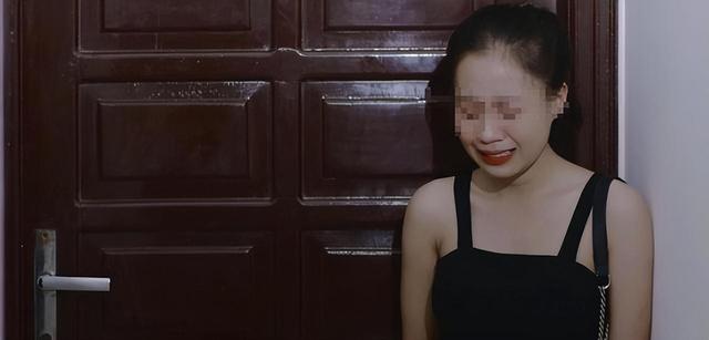 女子被快递员摁在墙上强奸，越反抗越用力，女子哭诉：我腿都软了