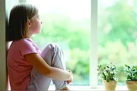 活泼女孩到12岁开始抑郁自残：家有女儿，6点处事原则要尽早教她图片