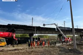 大秦铁路蓟州段货运列车追尾事故救援紧张进行中图片