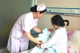 你家娃的第一抱给了谁？抱娃人有啥讲究？附正确姿势图片