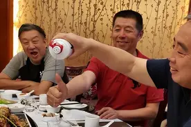 江苏60岁大爷，退休金7000，不喝茅台却爱3款“廉价酒”，真会喝图片