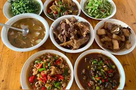 头次上门全家盛情款待，看到婆婆夹菜时满盘子乱翻，女孩扭头走了图片