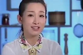 综艺令人气愤的场面：男子扬言起生理反应，麦克被主持人骗舔脚趾图片