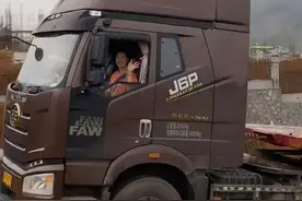 80后女司机开17.5米大货车，因长得太漂亮，遭网友质疑作秀摆拍图片