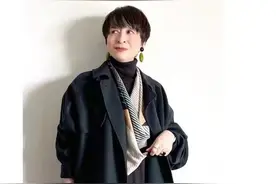 上了年纪丝巾别当拍照神器，看这位50+大妈的丝巾搭配，精致大方图片