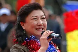 感动！王红梅儿子结婚，典礼现场含泪感谢老姨高秀敏，众明星泪目图片