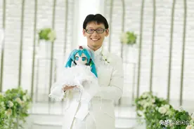 日本38岁男子花10万迎娶虚拟初音，两年就停止服务，仍苦苦等待图片