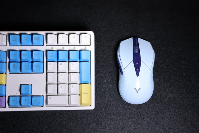 【中小手必备游戏神器】雷柏V300W双模无线RGB游戏鼠标开箱评测！