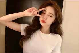 辣妹夏季身穿露肚抽绳短袖t恤，哪款更清纯好看呢图片