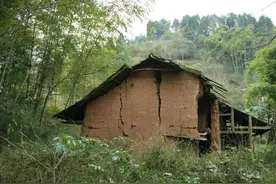 宅基地包括院坝吗？为啥有些农民宅基地明明很大，建的房子很小呢图片