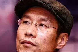 他被称“双料”影帝，成名后常接济哥哥姐姐，妻子的做法让他动容图片