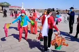 85岁马玉琴与大爷跳嗨了，不顾李玉成表白，仍与老头贴身热聊图片